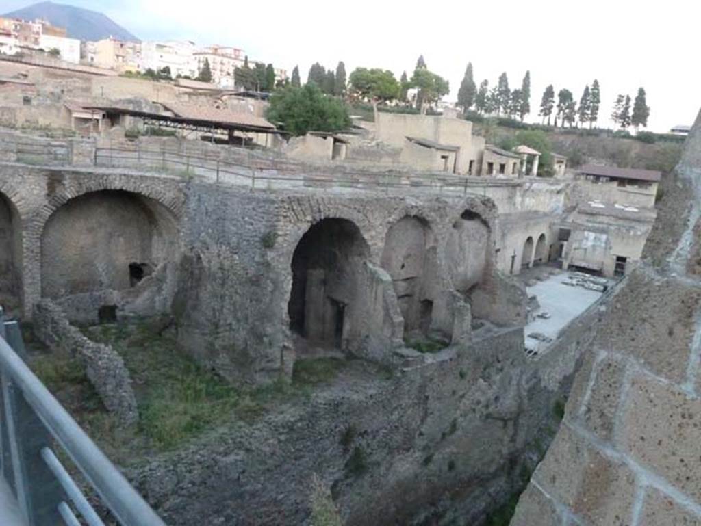 Ins. III.1/2/18/19, Herculaneum, September 2015. Looking north-east from access bridge towards lower rooms of Casa dell’Albergo with the portico and terrace on the floor above.